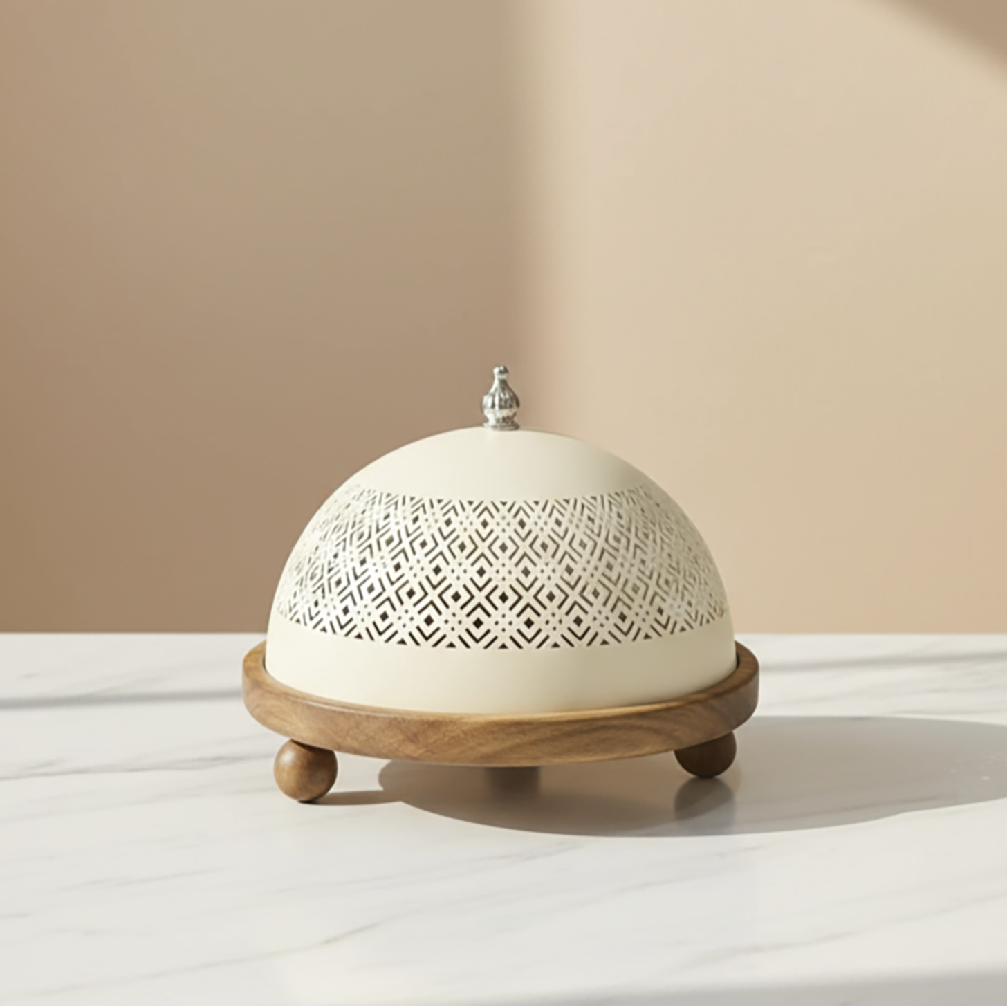 طبق خشبي كبير مع غطاء معدني 