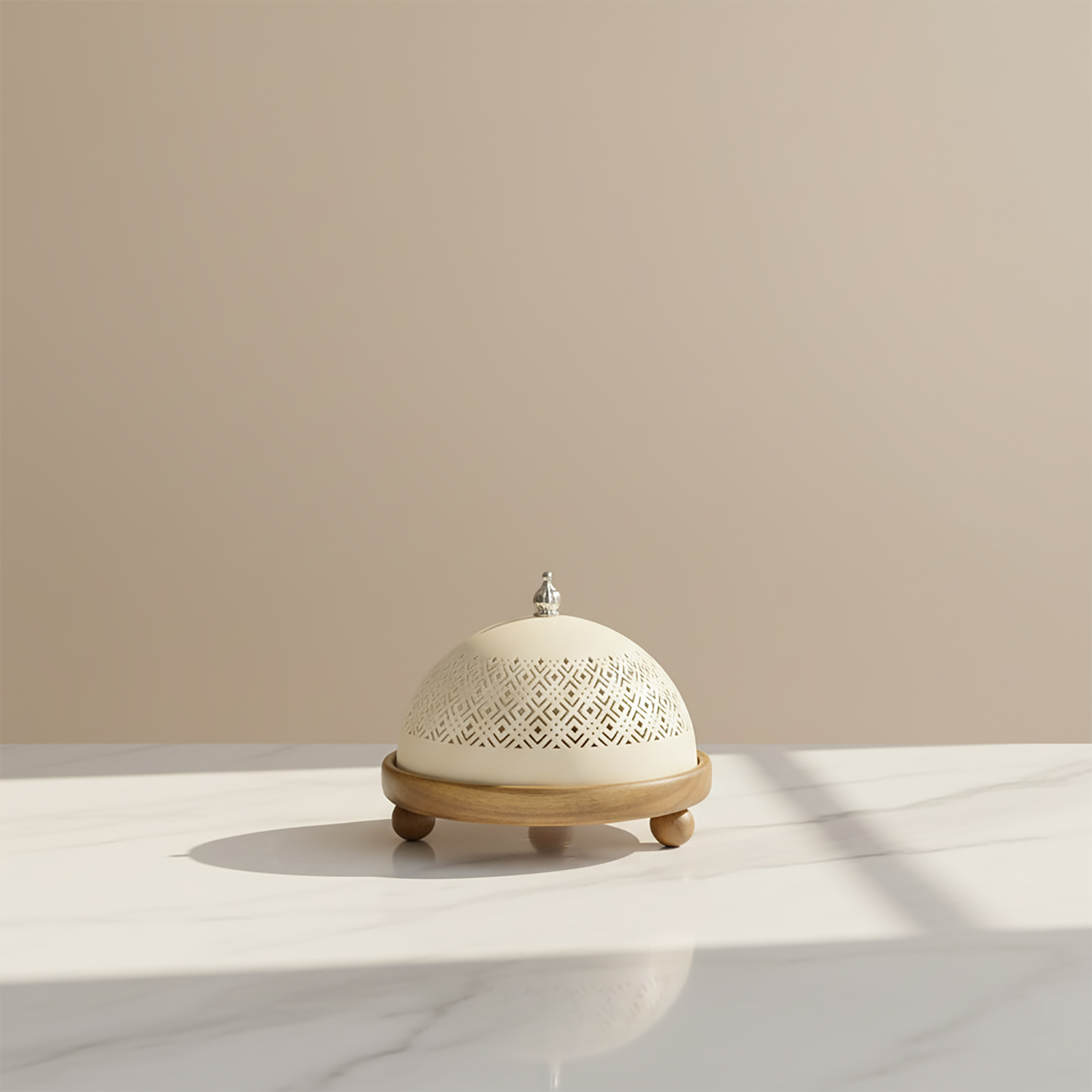 طبق خشبي وسط مع غطاء معدني 