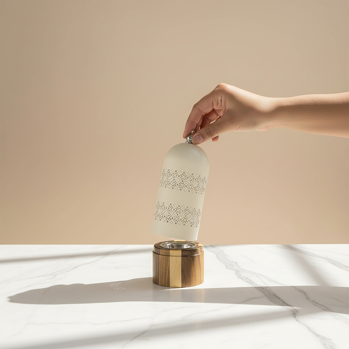 مبخر خشبي مع غطاء معدني