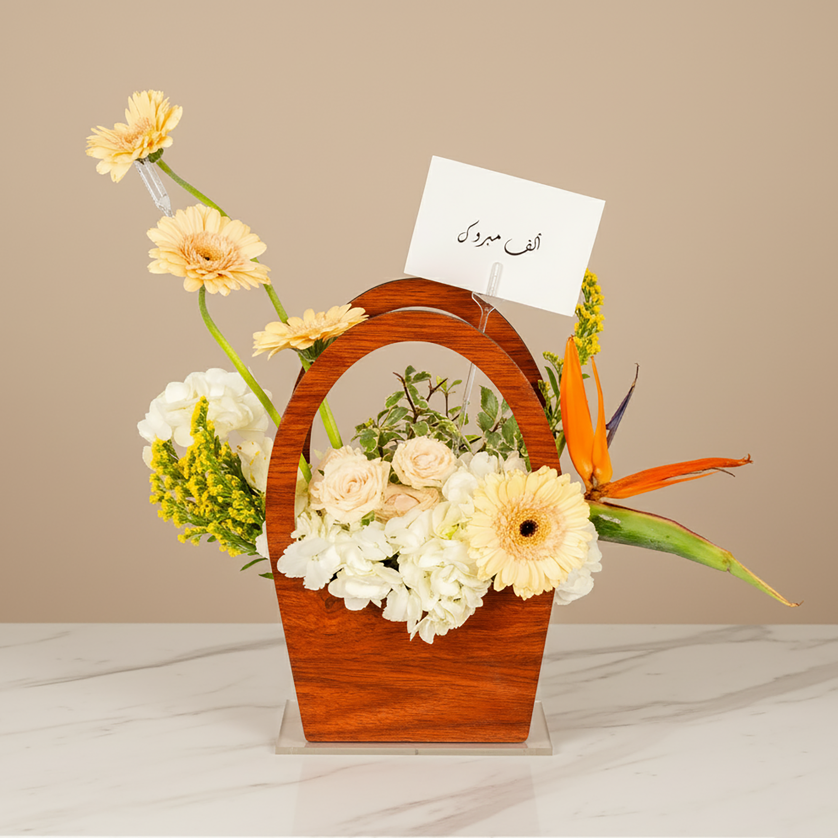 تنسيق ورد أنيق في سلة خشبية مع امكانية إضافه كرت تهنئة