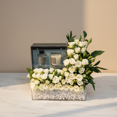 تنسيق ورد راقي مع شمعة عطرية وموزّع روائح