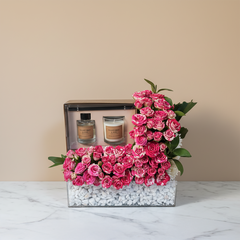 تنسيق ورد راقي مع شمعة عطرية وموزّع روائح