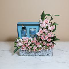 تنسيق ورد راقي مع شمعة عطرية وموزّع روائح